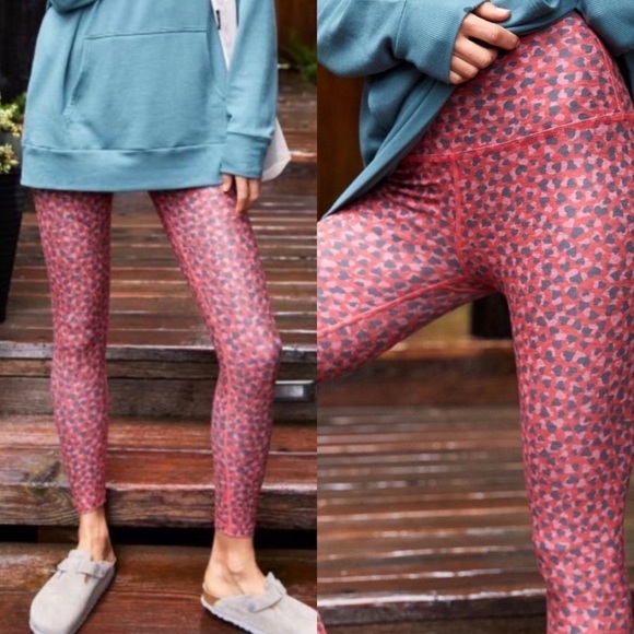 NWT Beyond Yoga Galentine’s High Waisted Heart Print Leggings - Picture 2 of 10